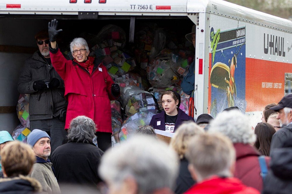 Founder Leslie Lee speaks to Soul Box Project volunteers